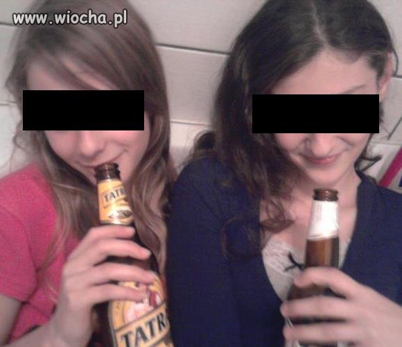 Dzieci lansują się na puste butelki po piwie