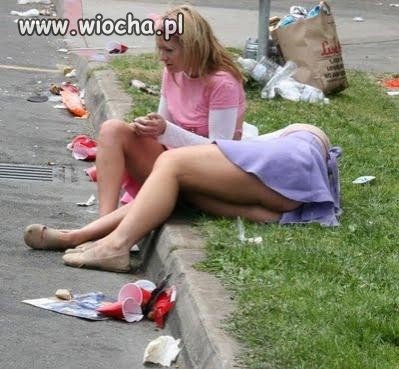 Ta w różowym zbiera na grzebyk