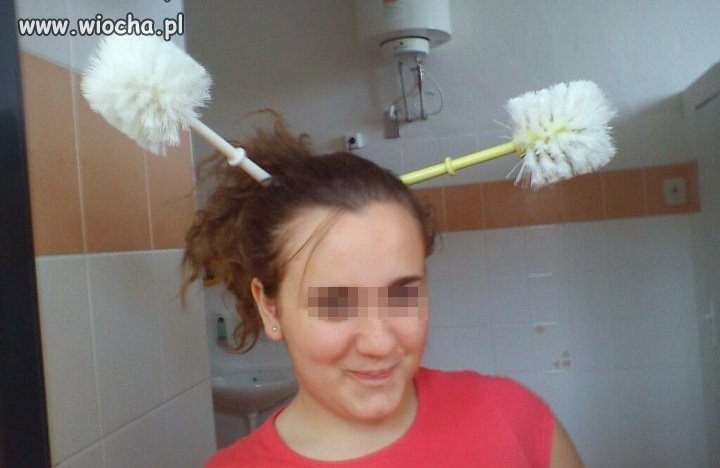 Aaa takie tam ze szczotkami do kibla we włosach 