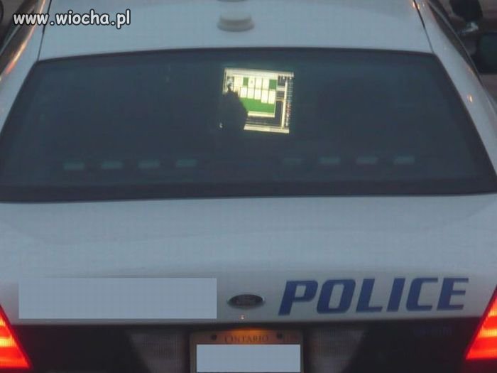 Co robi policja w radiowozie?