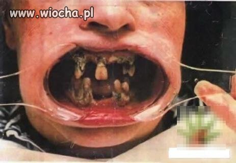 Myję ząbki pastą colgate...