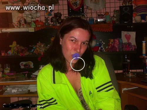 Widać że lubi bawić się zabawkami 