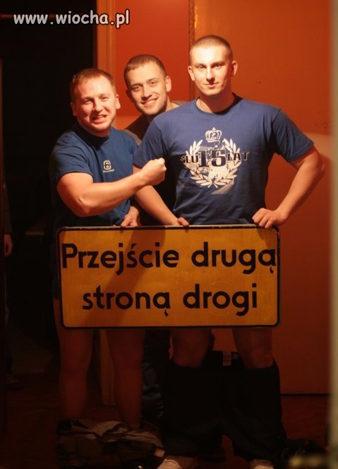 Tylko uważajcie chłopaki na parkujące auta.