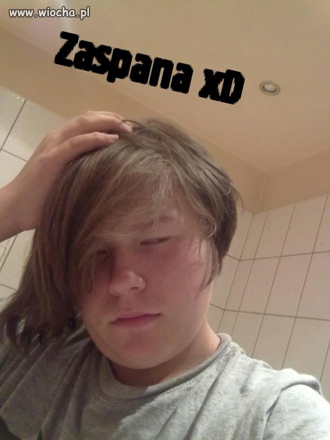 Zaspana... W galerii jest pełno takich fotek.