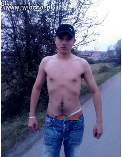 Podpis pineski na brzuchu: