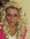 41 lat. Odrosty, sexi różowy sweterek, blond loczki.