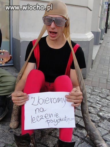 Seksi okularki i różowe spodenki....