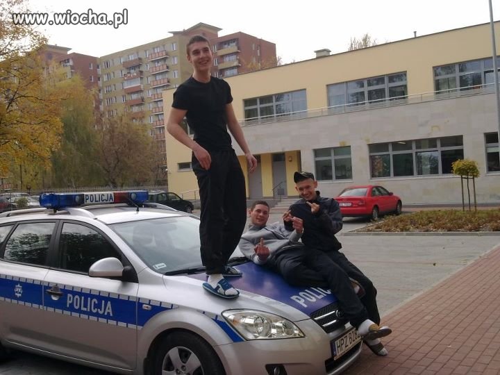 Klapki są, policja jest.