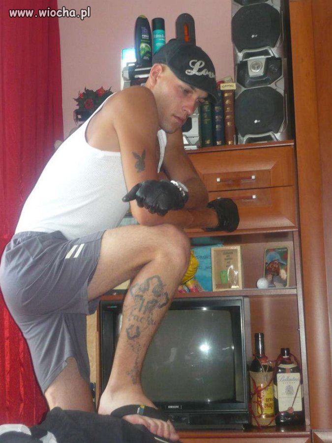 Gansta z damskimi rekawiczkami 