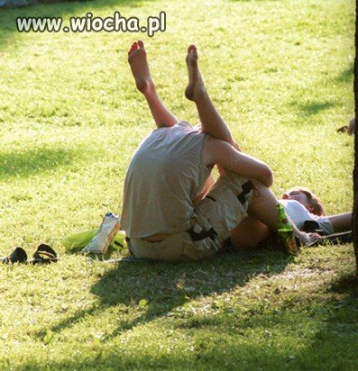 W parku na trawniczku.