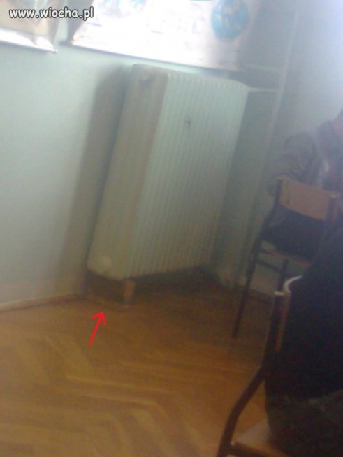 Nie ma to jak podeprzeć grzejnik deskami