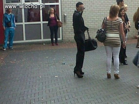 Koleś w szpilkach...