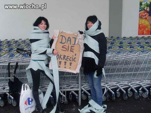 Nie ma to jak obwiązać się papierem przed sklepem i chwalić się tym na nk. 