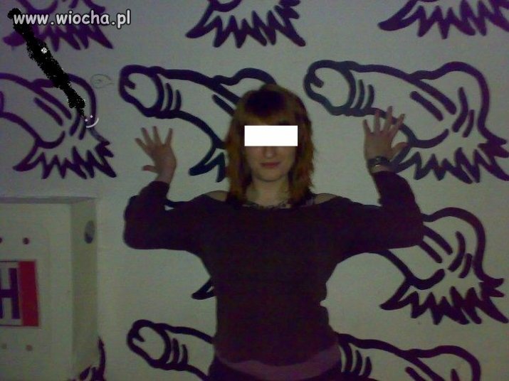 Opis pod fotką "twarzowe zdjęcie z kutasami w tle"