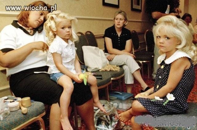 Mamy wiedzą  jak uszczęśliwić małe córeczki . . . 