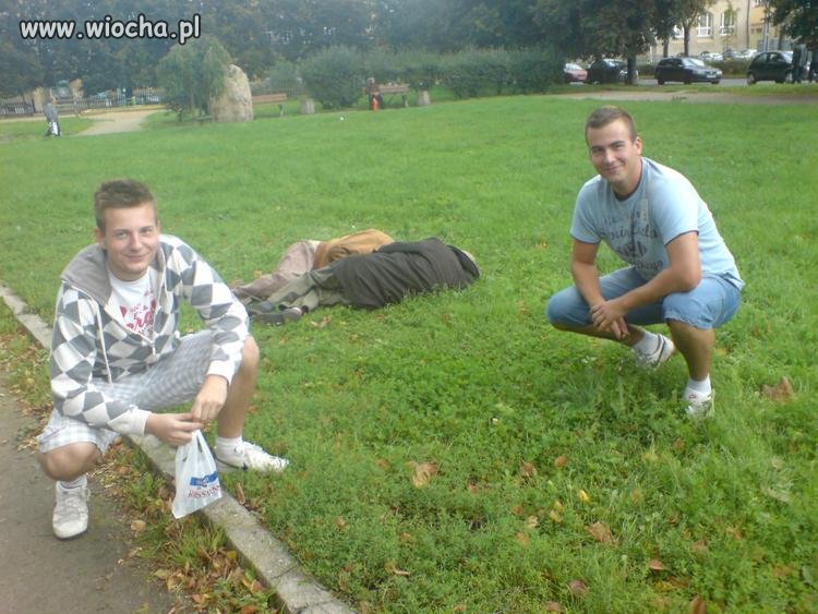 Zdjęcie z żulami jesteśmy fajni. 