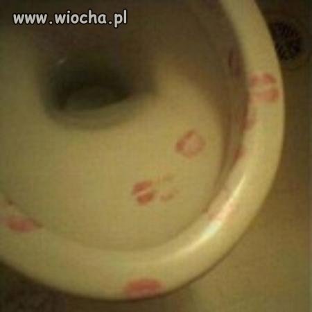 Słuchała szumu morza i całowała muszelki...