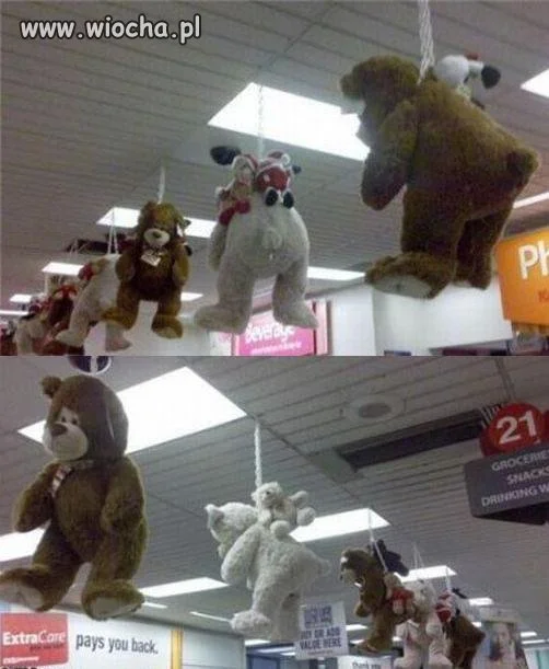 Groteskowy dział z zabawkami 