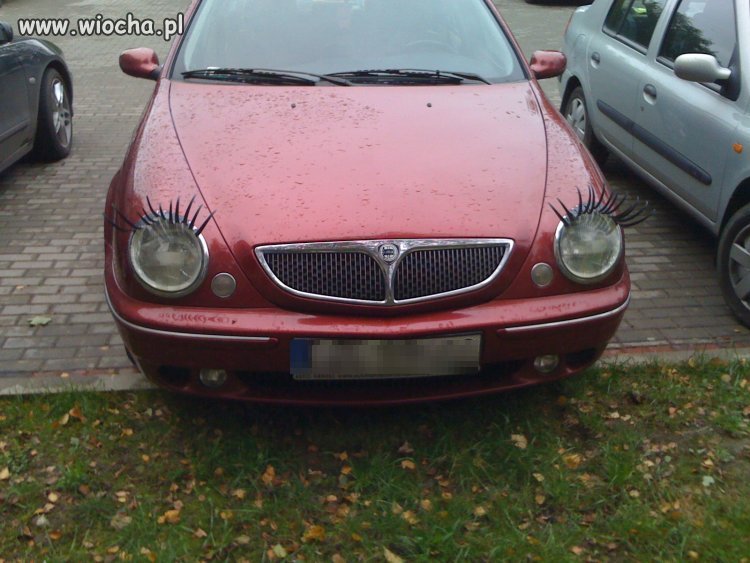 Auto z rzęsami.