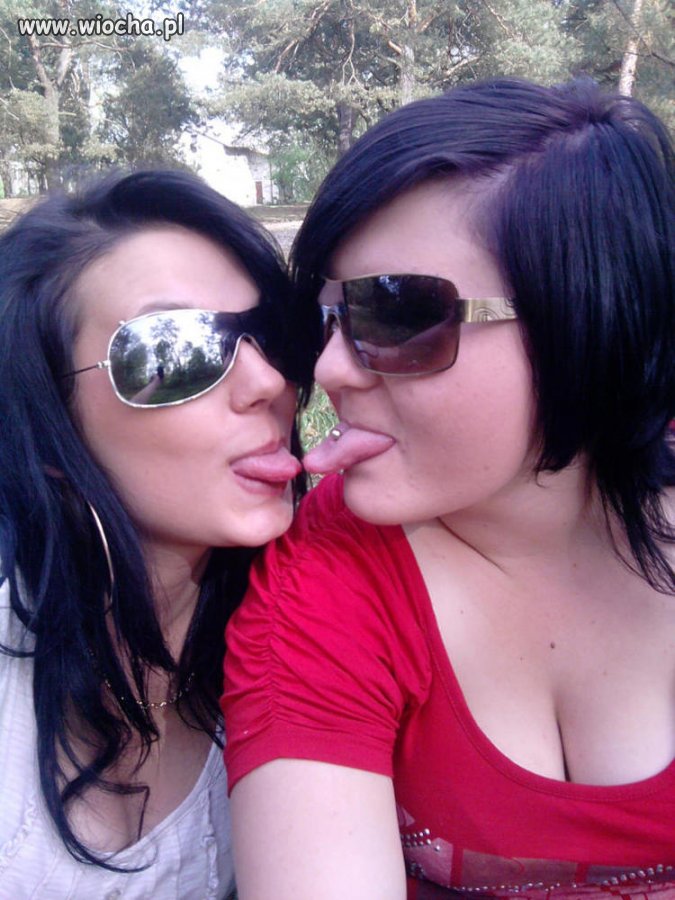 Jak dla mnie wiocha. Lans na cycki i kissy