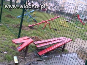 Jak ci ławka przeszkadza w postawieniu siatki