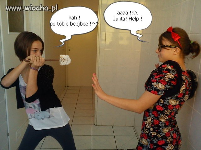 Zabawy dzieci w szkolnej łazience