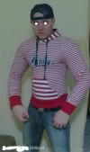 Nie ma to jak się ubrać w bluzę siostry.