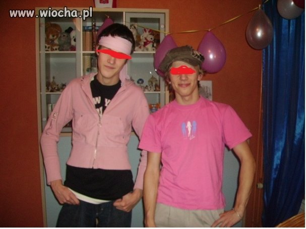 Chłopaki na imprezie kumpli