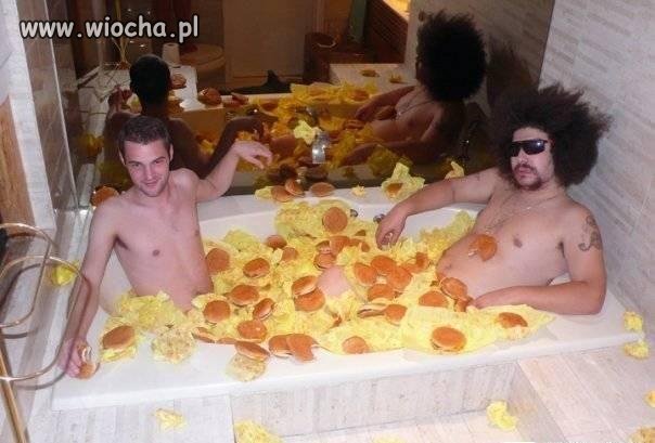 Kąpiel w cheesburgerach?!