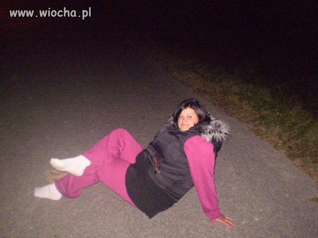 Nie ma to jak poleżeć na ulicy w rózowych 