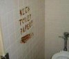 Napisać kupą na ścianiie