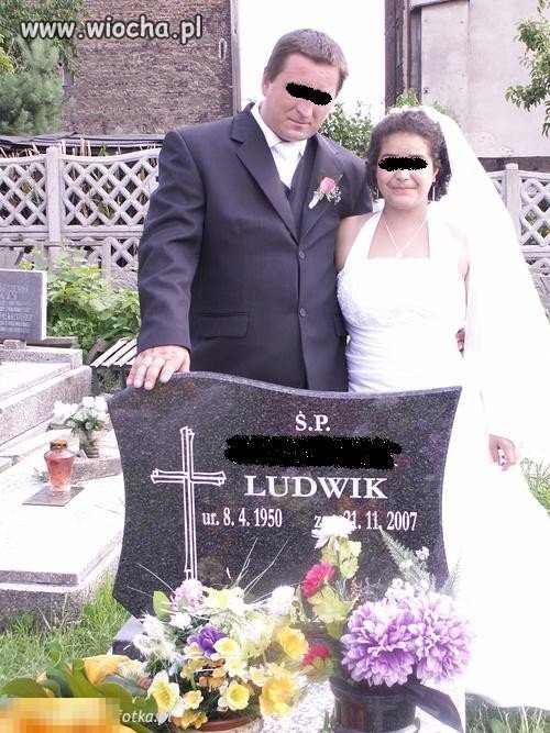 No to pamiątkowe zdjęcie na cmentarzu...