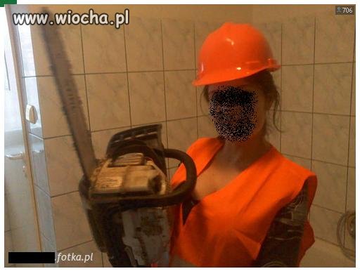 Z piłą motorową w łazience