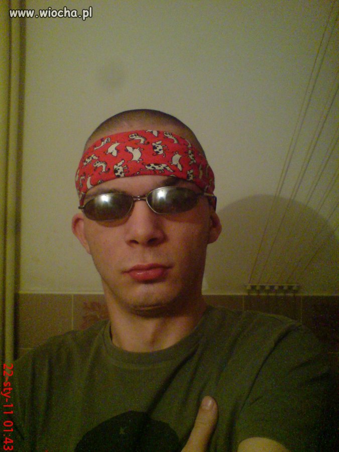 Bandama w krówki okulary w łazience 