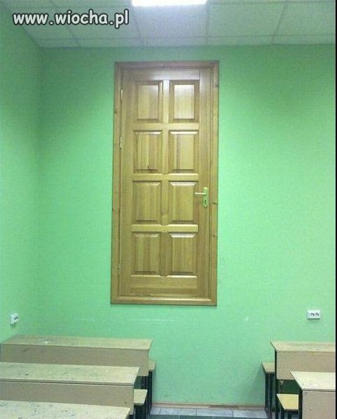 Ciekawe co kryje się za tymi drzwiami.