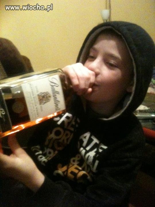 Dziecko pijące alkohol