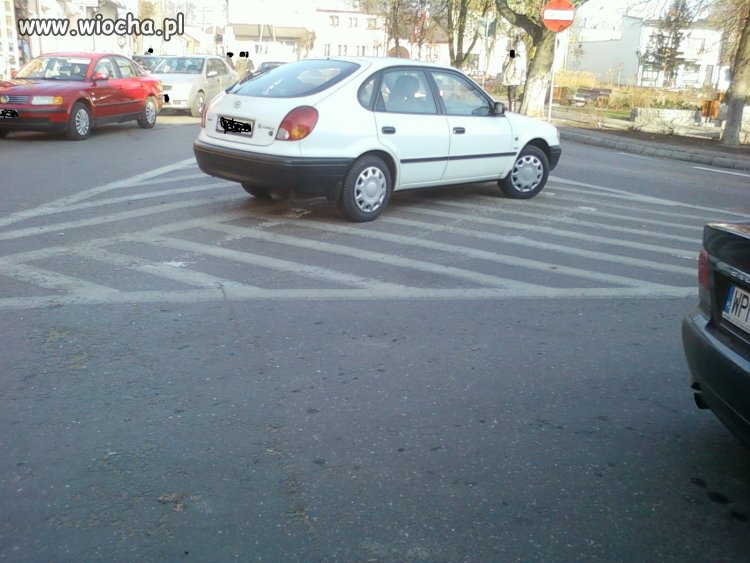 No to sobie zaparkował...