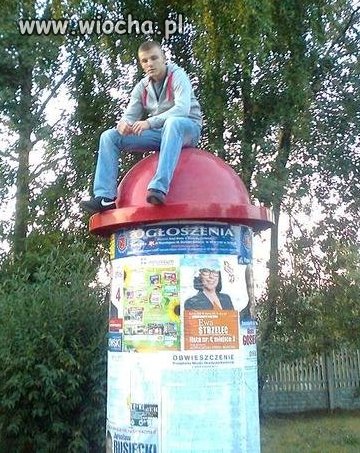 Wlazł tam gdzie jego miejsce.