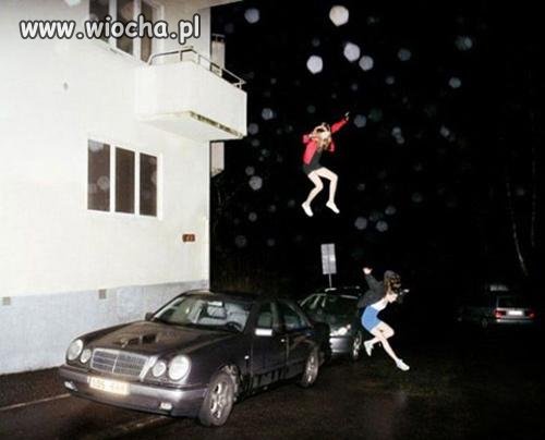 Ewakuacja z imprezy, z balkonu na dach merca.