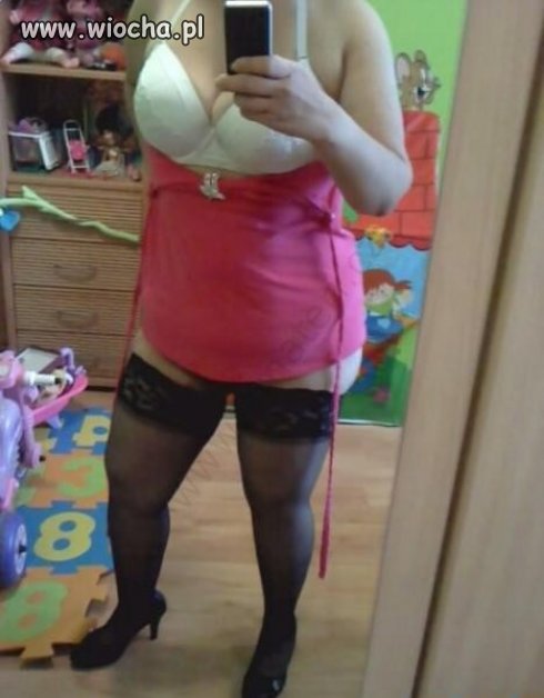Sexy fotka w lustrze w pokoju dziecka