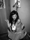 Platikowy pistolet,papieros,nadmiar tapety i...
