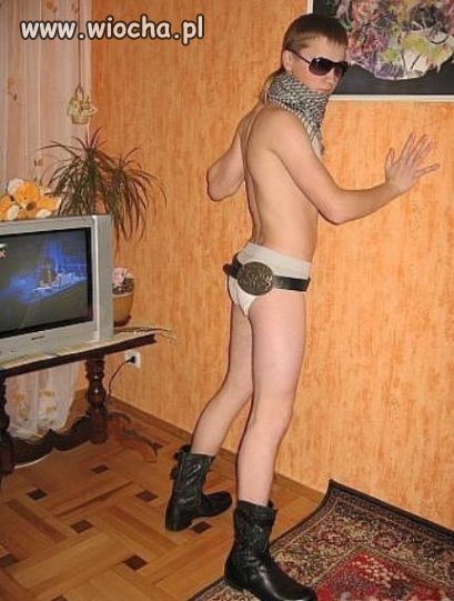 Męska dziunia podpiera ścianę