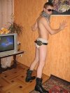 Męska dziunia podpiera ścianę