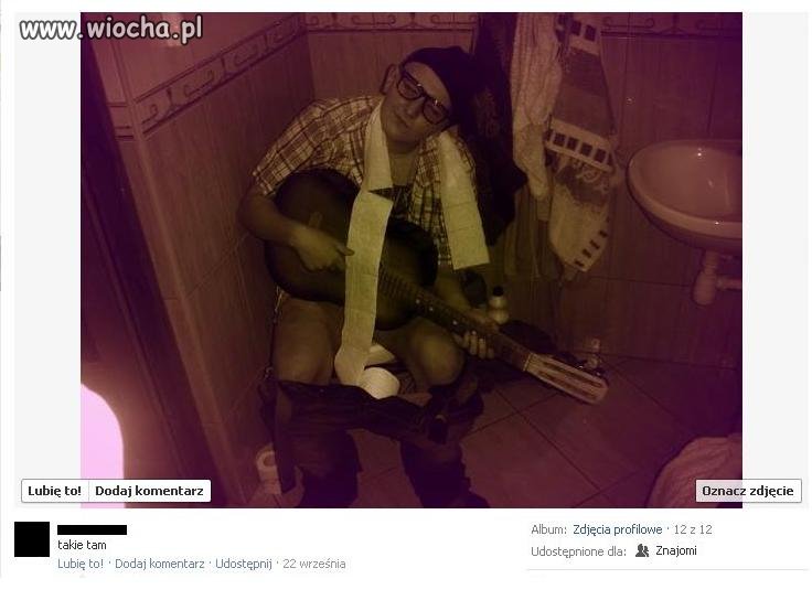 Koleś na kilbu z gitarą