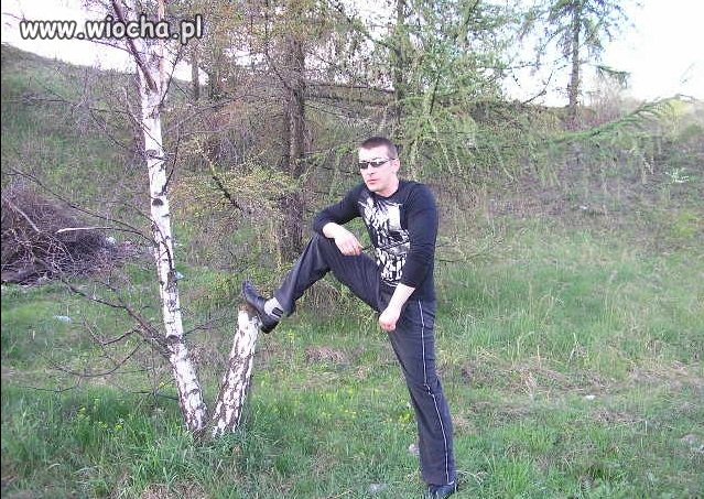 Czarne półbuty białe skarpetki do tego dresy 