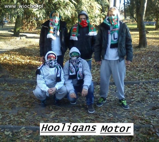 Dzieci bawią się w kiboli