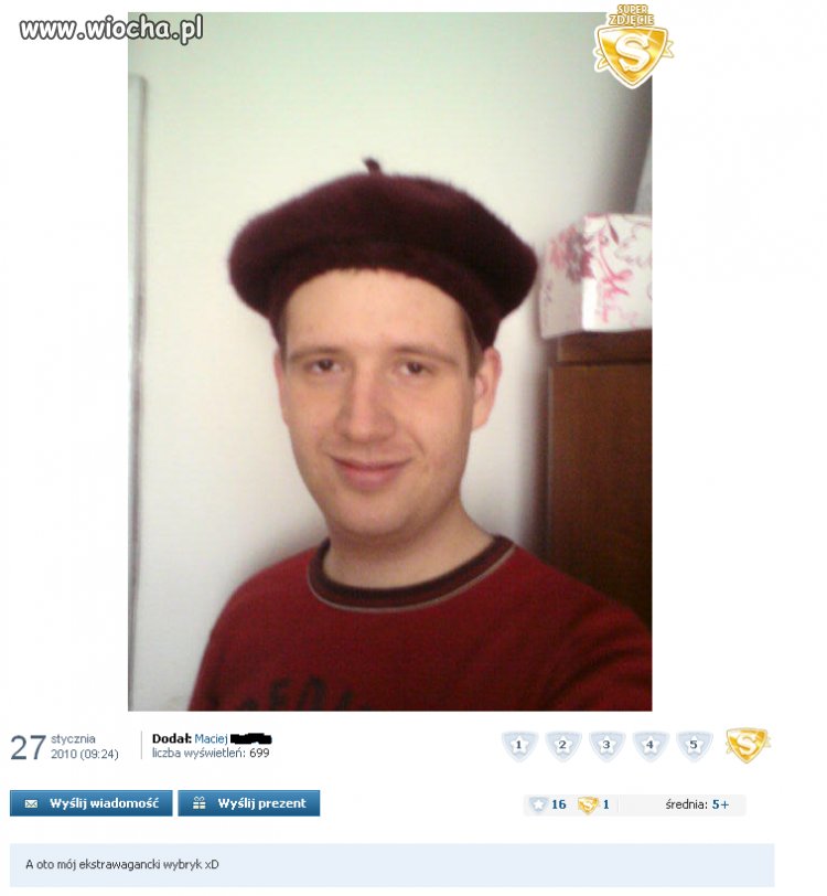 W berecie. A w podpisie