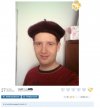 W berecie. A w podpisie