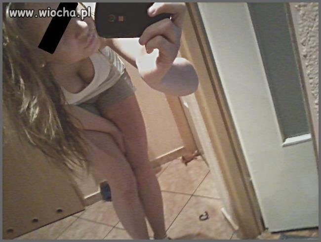 Jest makijaż, słit focia w lustrze, przechylona...