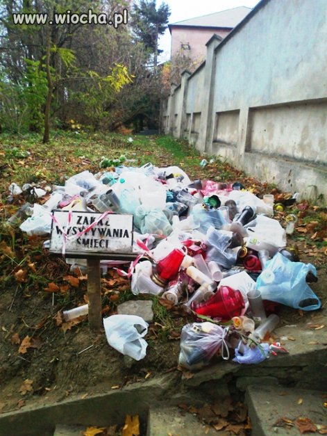 Zakaz wysypywania śmieci.